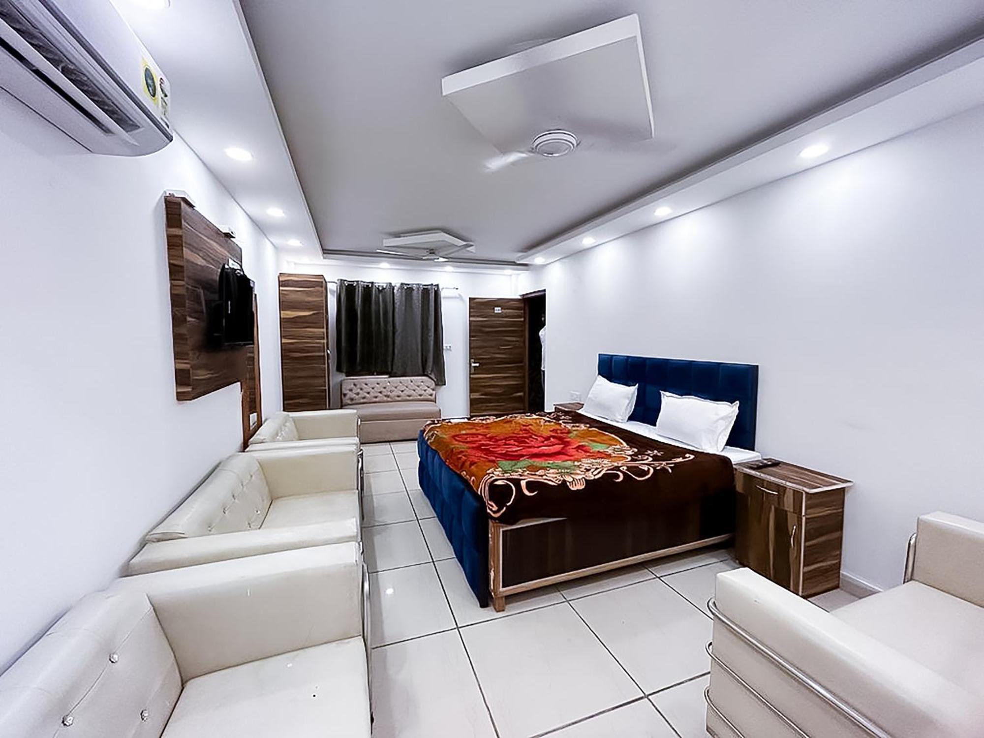 Hotel Js Garden - Near Jaypee Hospital Ноида Екстериор снимка